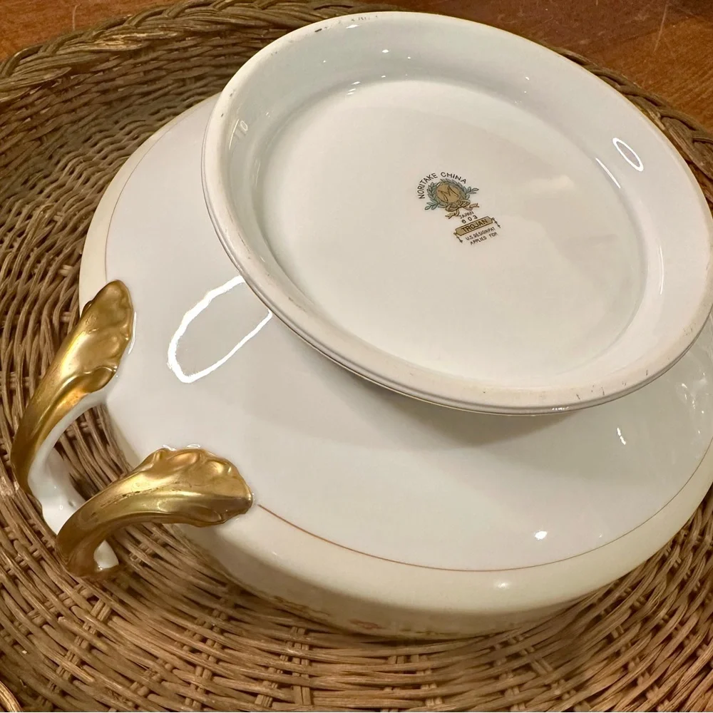 Noritake Trojan Fine Porcelain Vegetable Bowl With Finial Topped Dome Lid